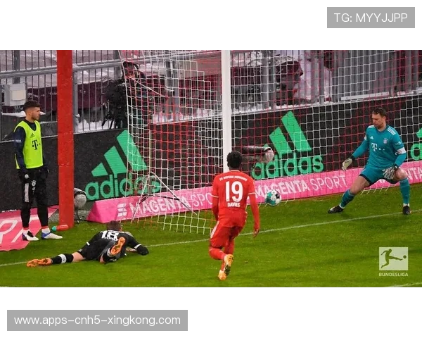 莱万脚后跟传球造成混乱,拜仁制造连续威胁 莱万脚后跟传球造成混乱,拜仁制造连续威胁